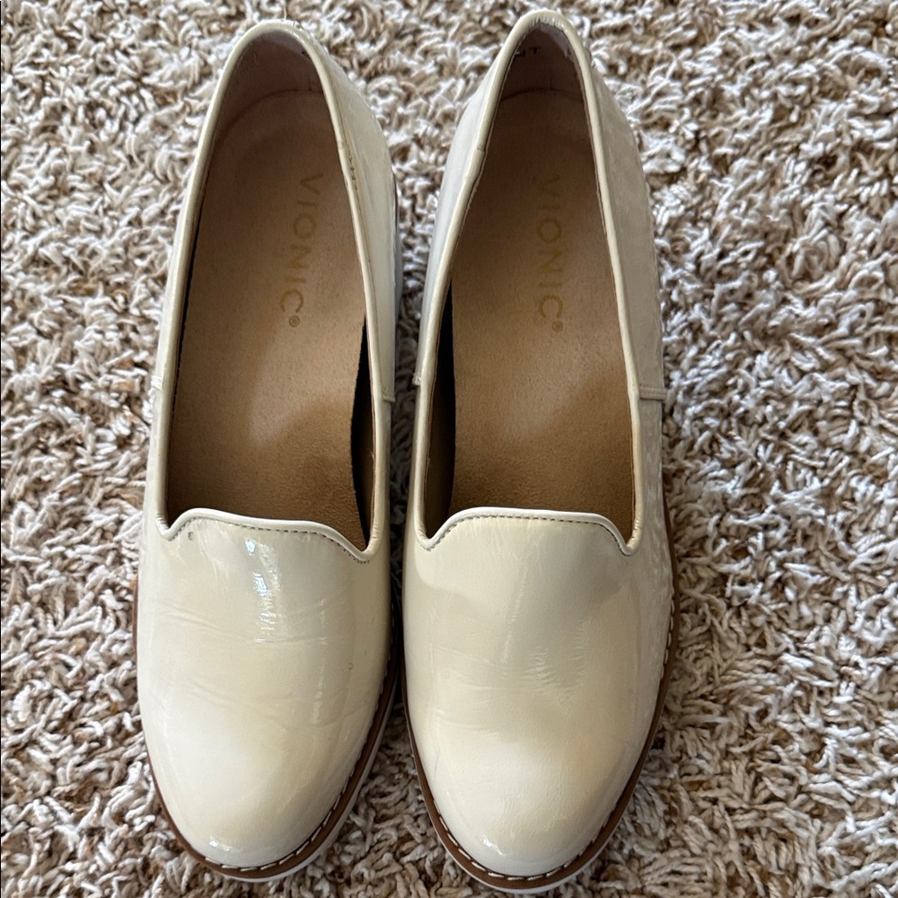 Vionic Women's Glossy Cream Wedge